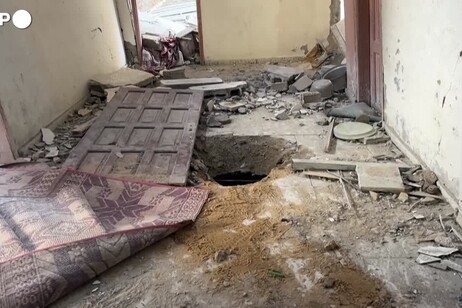 Gaza City, palestinesi fra le macerie dopo l'ennesimo attacco israeliano