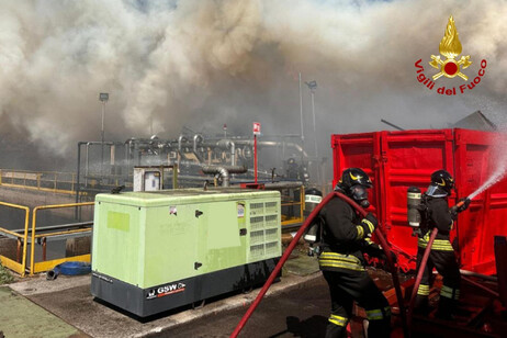A fuoco un deposito in Friuli, incendio sotto controllo