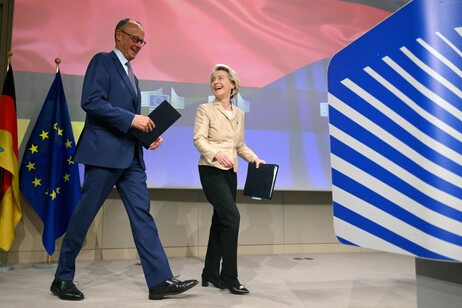 European Commission President Ursula Von der Leyen (R) and German Chancellor Friedrich Merz (L)