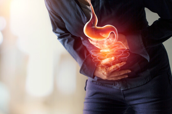 Una donna colpira da un attacco di ulcera. Attestazione: ipopba - iStock