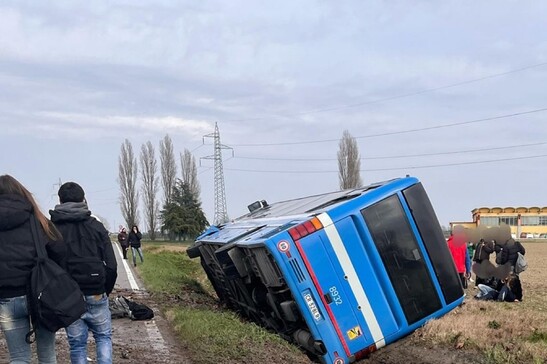 Scontro con un bus a Ferrara, morta la conducente di un'auto