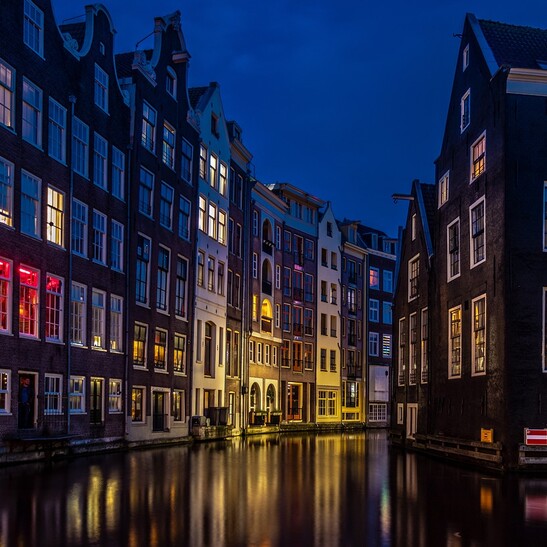 Uno scorcio di Amsterdam di notte (fonte; Bernardo Ferreria da Pixabay)