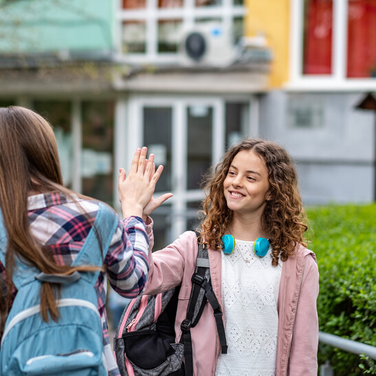 Due ragazzine fuori scuola foto iStock.