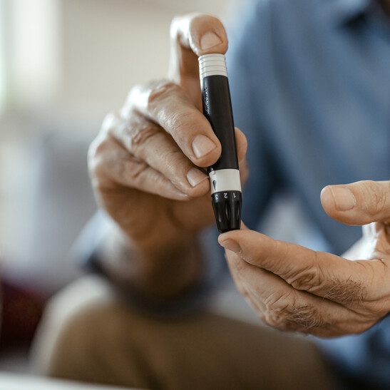 Diabetici sempre più anziani. Attestazione: PixelsEffect - iStock