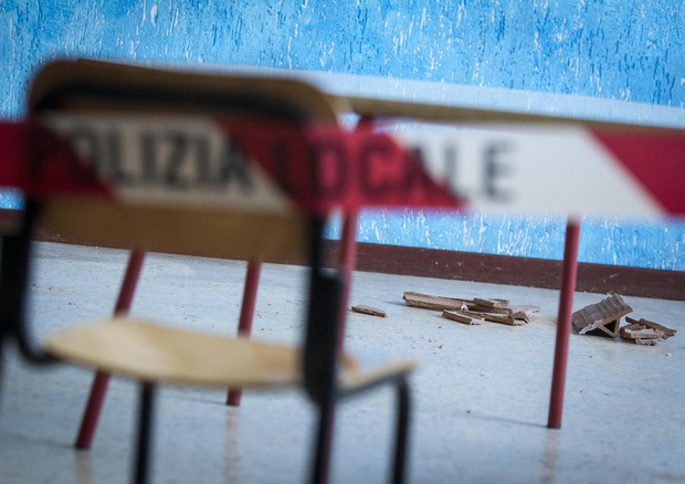 Calcinacci per terra in una scuola