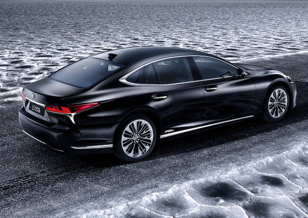 A Ginevra lusso green per l'ibrida Lexus LS 500h © Lexus