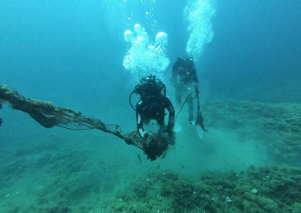 Rimossi 300 metri di reti da pesca abbandonate a Capo Caccia (ANSA)