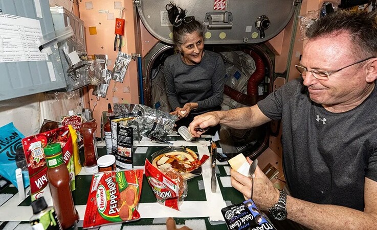 Sunita Williams e Butch Wimore a bordo della Stazione Spaziale Internazionale, nella foto pubblicata dalla Nasa il 24 settembre 2024 (fonte: NASA) © Ansa