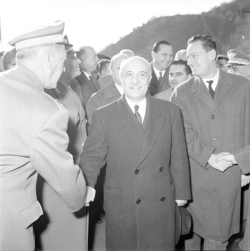 Inaugurazione del tratto appenninico dell'Autostrada del Sole. Il presidente del Consiglio Amintore Fanfani, al centro, e - alla sua sinistra - il ministro dei Lavori Pubblici Benigno Zaccagnini, 1 dicembre 1960. ANSA