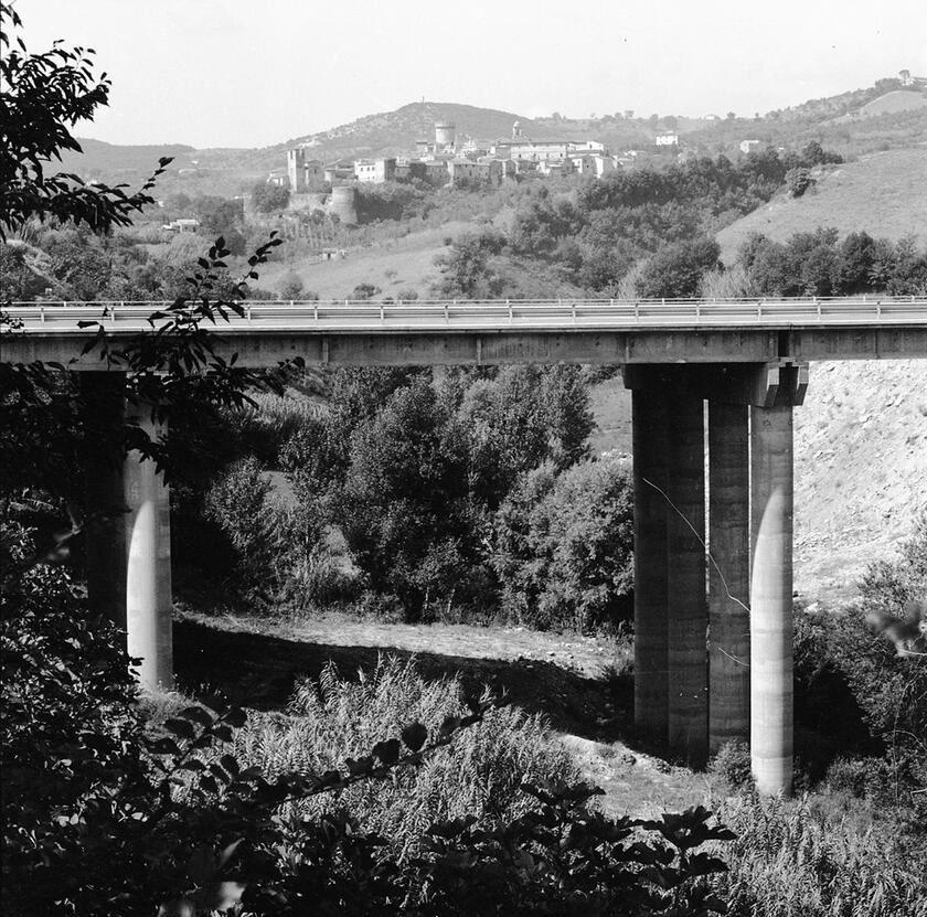 Lavori in corso sull'Autostrada del Sole nel tratto Roma - Magliano Sabina, 13 settembre 1961. ANSA