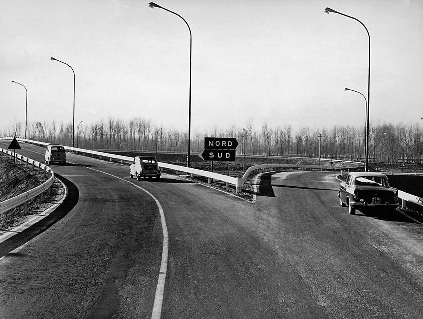 Entrata dell'Autostrada del Sole a Lodi con le diramazioni per il Sud e per il Nord. ANSA