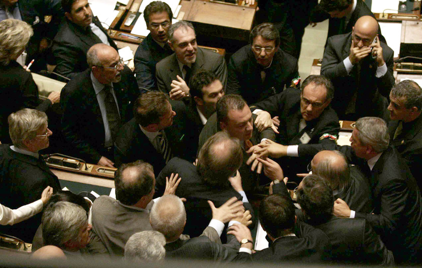 Caos il 26 ottobre 2006. Al centro lo scontro fisico tra i deputati Fabris, Udeu e Bricolo, Lega