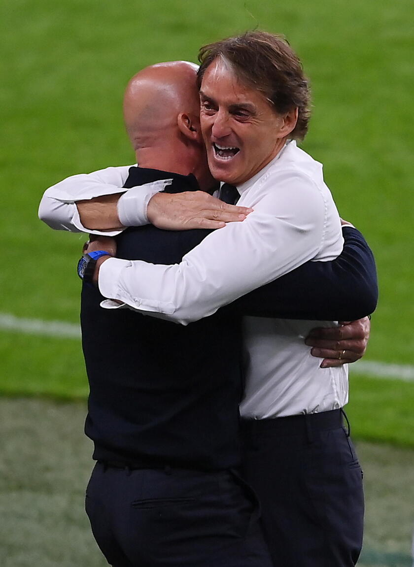 L 'abbraccio con Vialli durante gli ottavi di finale dell 'Europeo, contro l 'Austria. 26 giugno 2021 © ANSA/EPA