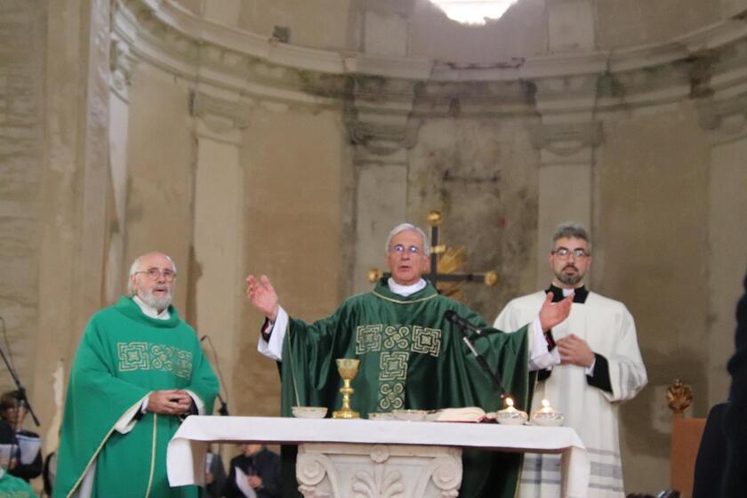 A sette anni dal sisma la messa torna nella Basilica Norcia - RIPRODUZIONE RISERVATA