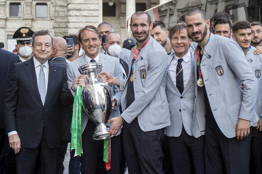 Mario Draghi con Mancini, Chiellini, Oriali e Bonucci a Roma, 12 luglio 2021 - RIPRODUZIONE RISERVATA