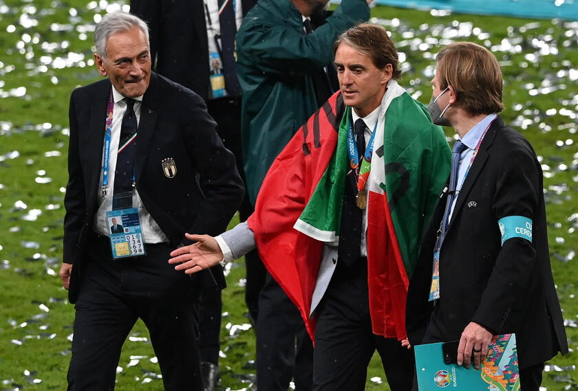 Mancini con il presidente FIGC Gravina (alla sua sinistra) dopo la finale di Londra - RIPRODUZIONE RISERVATA