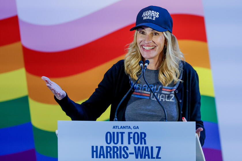 Julia Roberts ha invitato le donne a tradire i mariti nell'urna, votando Harris