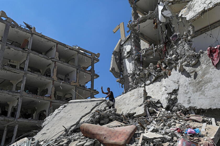 Residents return to destroyed homes in Gaza