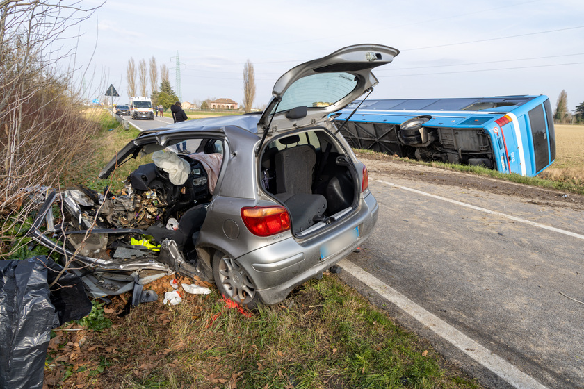 Scontro con un bus a Ferrara, morta la conducente di un'auto