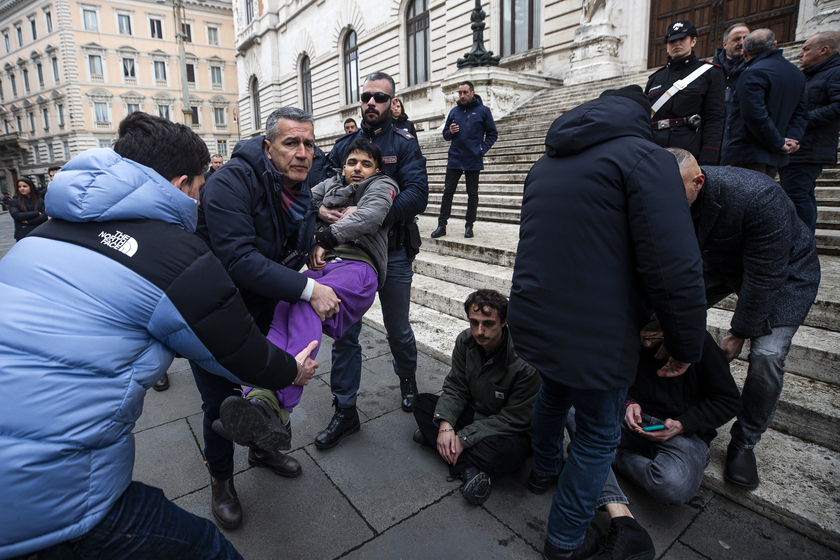 Cibo marcio contro scalinata Parlamento, blitz ambientalisti