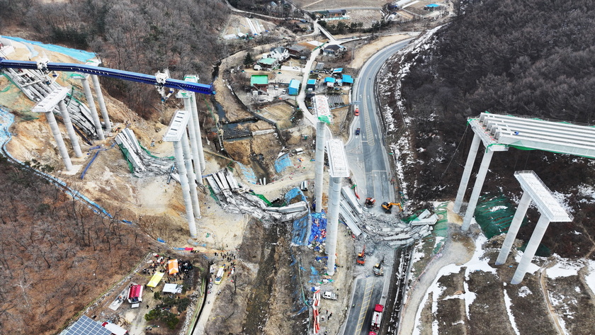 Bridge collapse at highway construction site in Anseong leaves three people dead