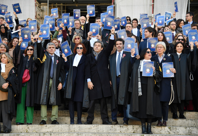 Flash mob toghe fuori Cassazione, mostrano Costituzione