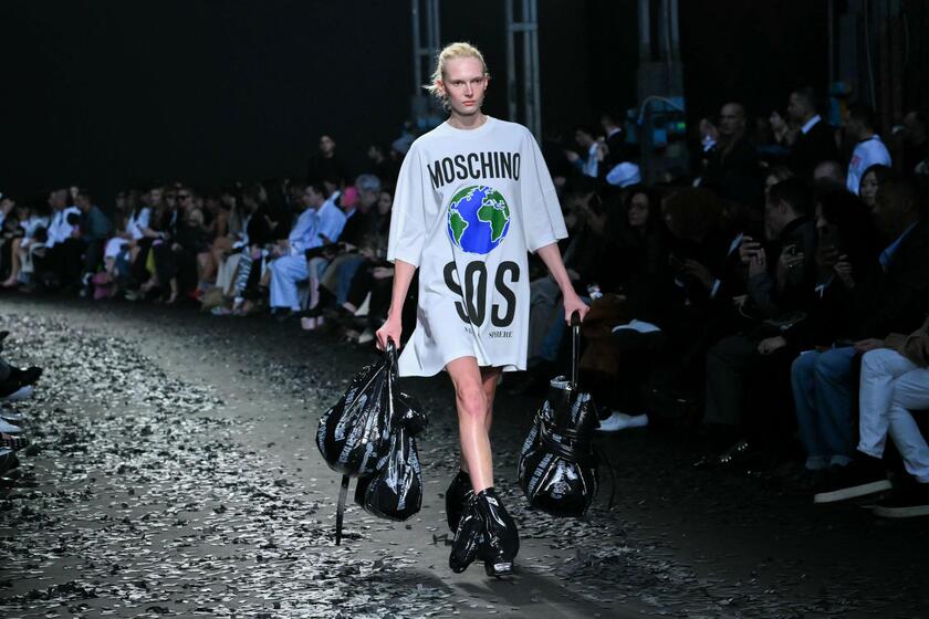 Moschino sovversivo, il sartoriale scomposto ed esposto