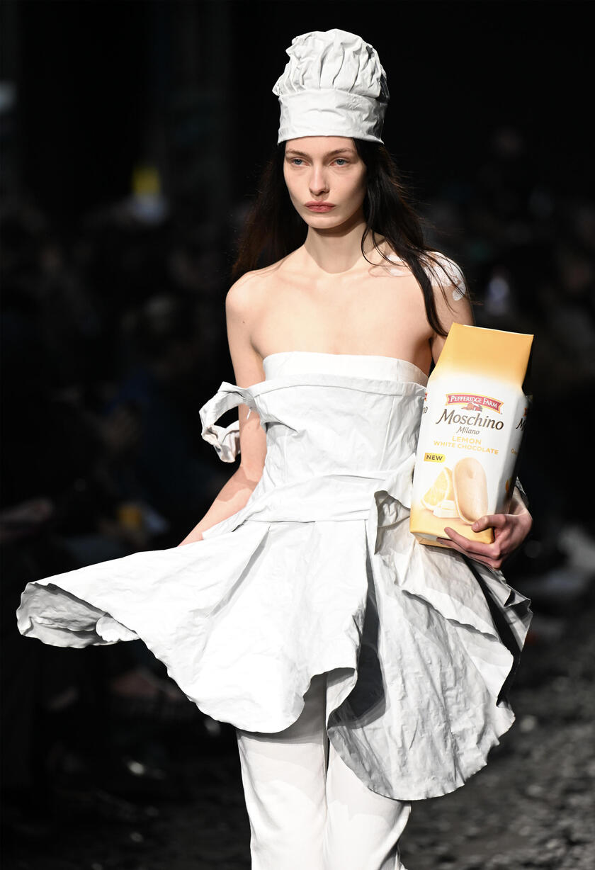 Moschino sovversivo, il sartoriale scomposto ed esposto