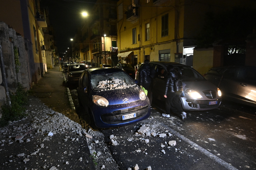 Panico a Napoli per terremoto 4.4, tanti in strada