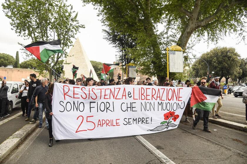 25 aprile: i ProPal si radunano a Porta San Paolo a Roma