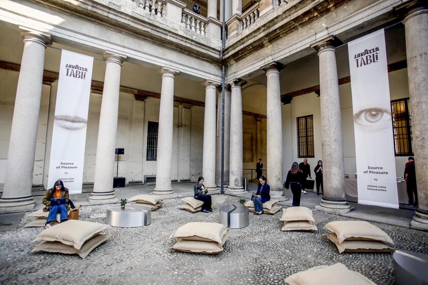 Presentazione installazione Gruppo Lavazza 'Source of Pleasure' e Tablì