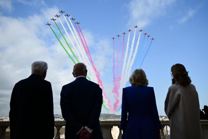 Re Carlo al terrazzo delle statue per passaggio frecce tricolori