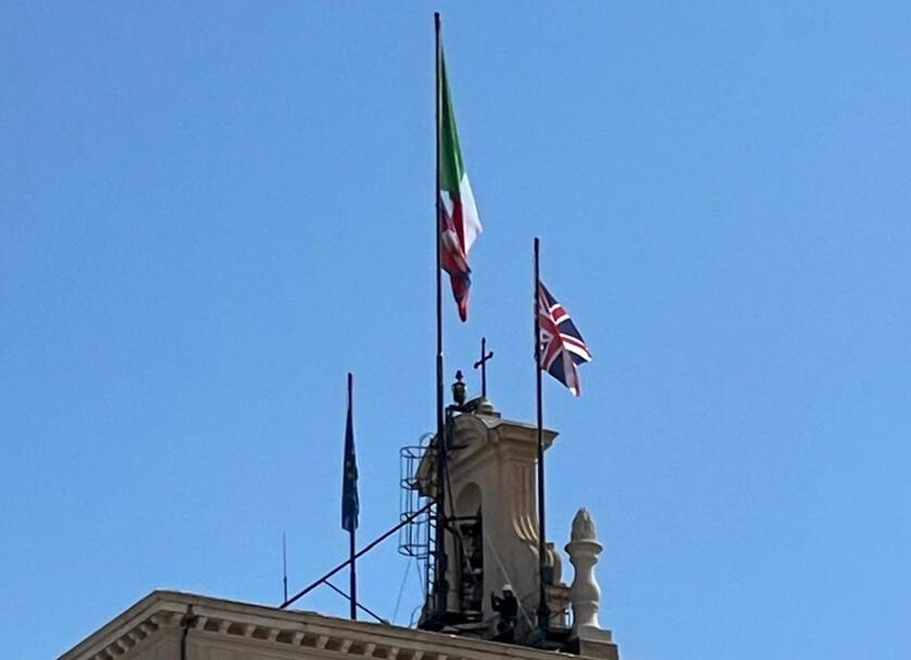 Bandiera britannica issata sul torrino del Quirinale