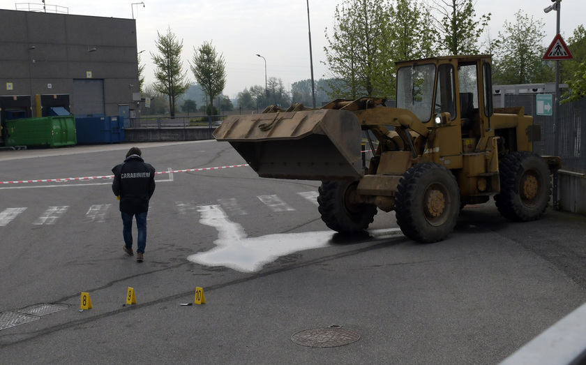 Commando tenta furto con una ruspa, vigilantes sparano in aria