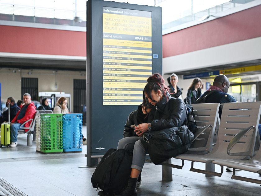 Sciopero treni, disagi alla stazione Porta Nuova di Torino