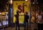 Manifestanti appendono cartelloni per il sì al referendum in Catalogna © ANSA
