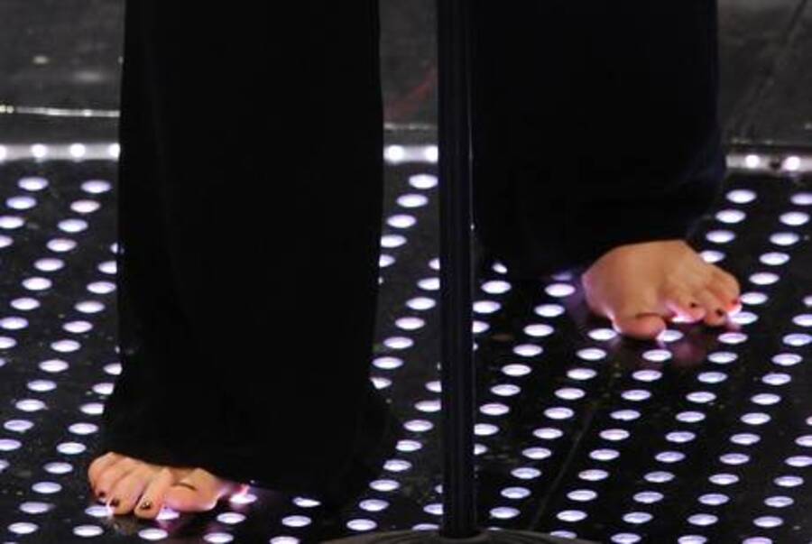 I piedi nudi della cantante Irene Fornaciari a Sanremo nel 2010 © Ansa