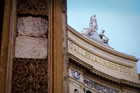 A Napoli gi pezzi da archi Galleria Umberto