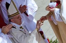 Papa Francesco riceve l'anello del pescatore