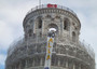 Lo striscione appeso alla Torre di Pisa calato dagli studenti universitari