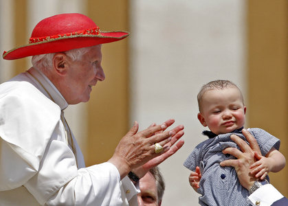 Benedetto XVI e un bambino