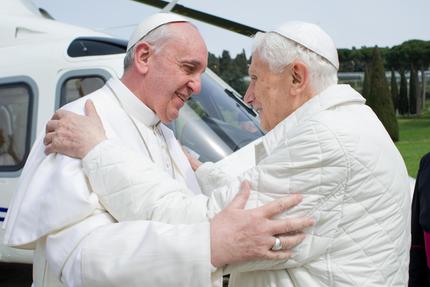 L'abbraccio tra Papa Francesco e il Papa Emerito Benedetto XVI