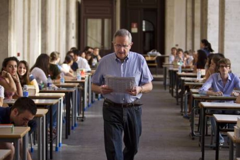 Studenti alle prese con lo scritto di italiano (foto d 'archivio) - RIPRODUZIONE RISERVATA