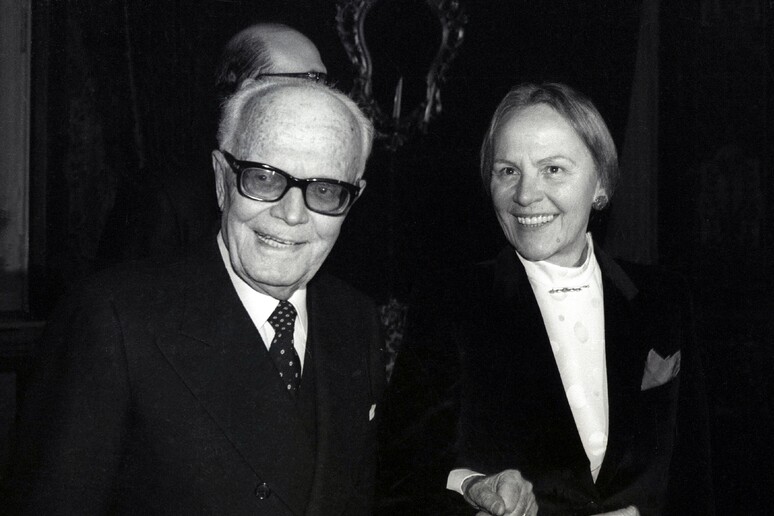 Sandro Pertini con Nilde Iotti - RIPRODUZIONE RISERVATA