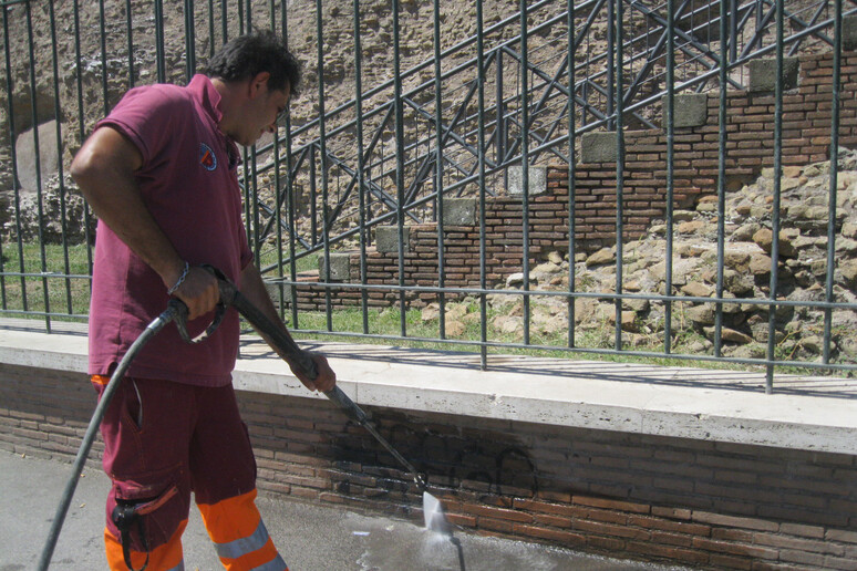 Caos rifiuti a Roma, si dimette altro cda di Ama - RIPRODUZIONE RISERVATA