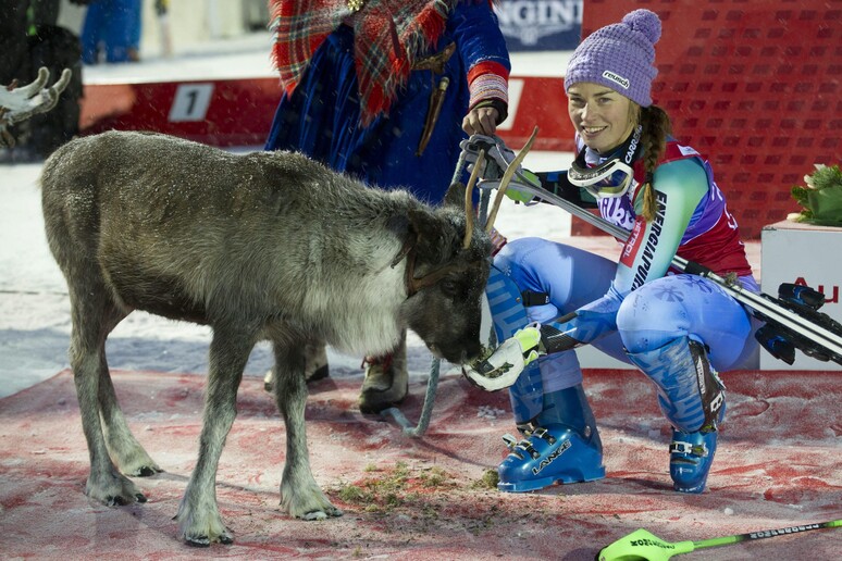 Tina Maze con la renna da lei chiamata Victor, regalatale in premio per la vittoria nello slalom speciale di Coppa del mondo a Levi, in Finlandia © ANSA/EPA