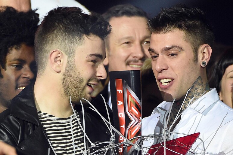 Lorenzo Fragola (s) festeggiato da Fedez per la vittoria nella finale di X Factor al Forum di Assago, 11 dicembre 2014 - RIPRODUZIONE RISERVATA