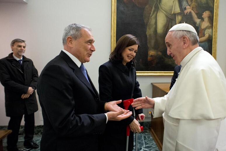 I presidenti di Camera e Senato, Pietro Grasso e Laura  Boldrini, salutano Papa Francesco - RIPRODUZIONE RISERVATA