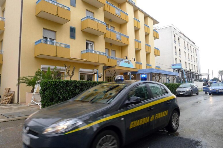 - RIPRODUZIONE RISERVATA