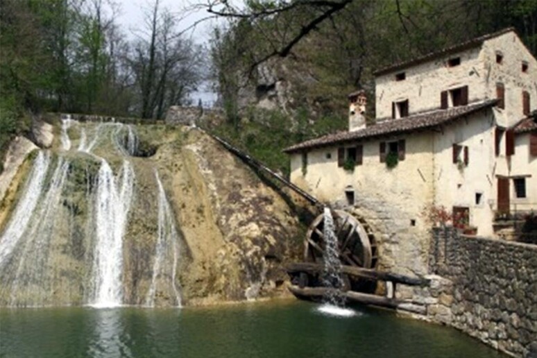 - RIPRODUZIONE RISERVATA